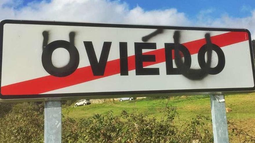 Un cartel con el término &quot;Uviéu&quot; pintado sobre Oviedo.