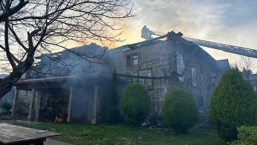 Un incendio calcina el monasterio budista de Ventoselo en el municipio ourensano de San Amaro