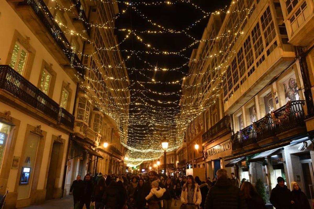 Riego de agua, iluminada la noche pasada.   | // V. ECHAVE