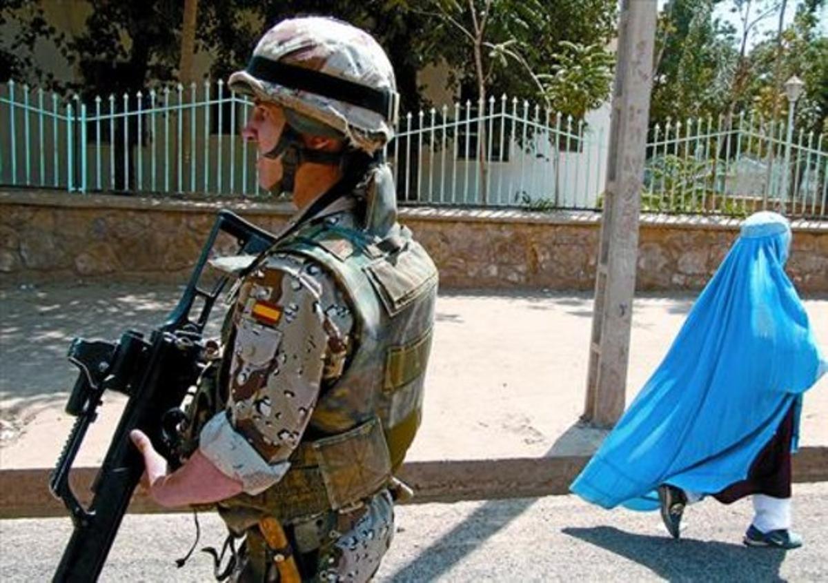 Un soldat espanyol patrulla per un carrer de la localitat afganesa de Qala-i-Now.