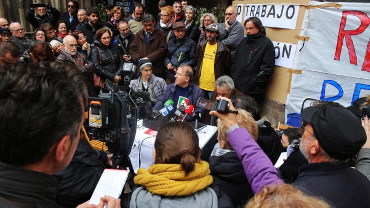 Activistas y representantes de partidos de izquierda catalanes, este sábado en el acto celebrado ante la iglesia del Pi de Barcelona.