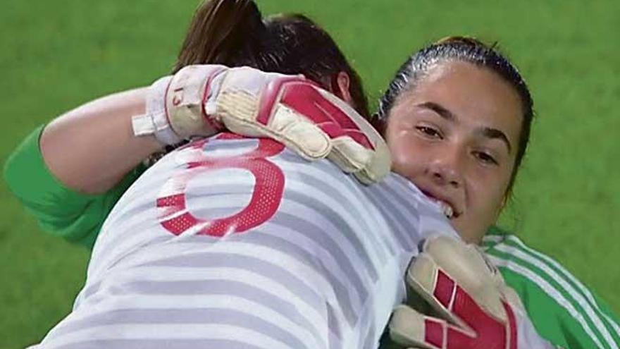 Cata Coll se abraza a Patricia Guijarro al final del partido.