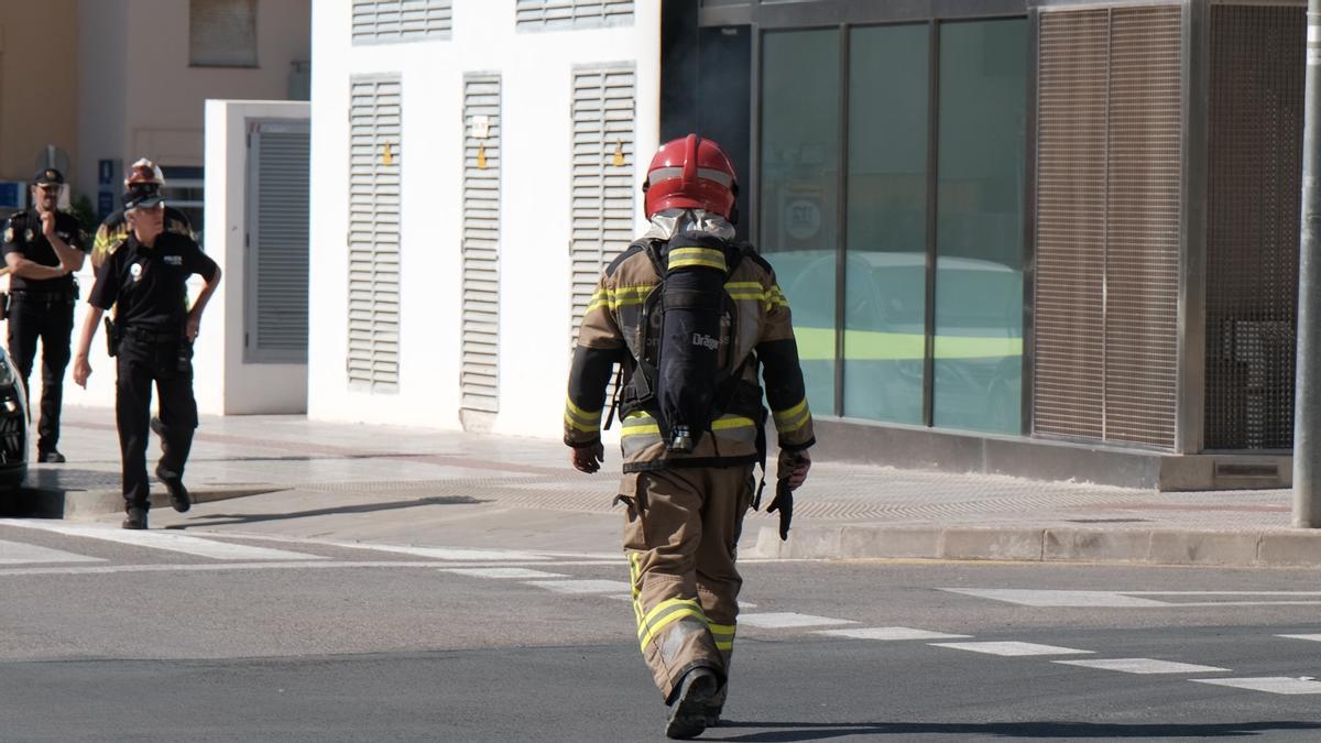 Las imágenes del incendio del aparcamiento del Cetis en Ibiza