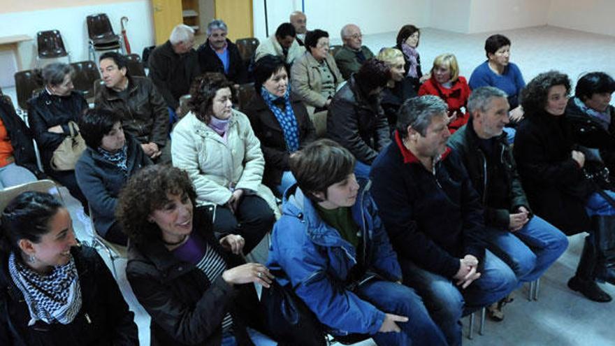 Vecinos asistentes a la charla sobre campos eléctricos organizada por los ecologistas.  // Iñaki Abella