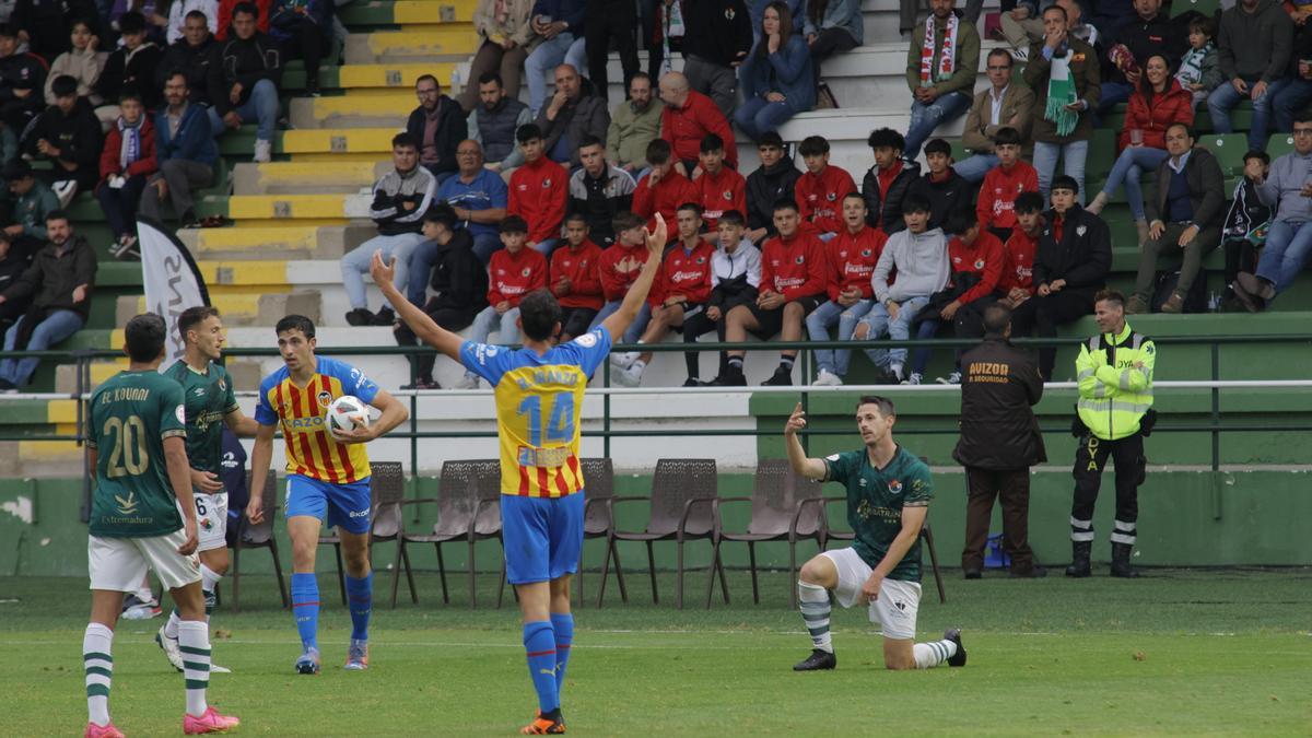 Solano protesta una falta. Detrás, entre el público, el equipo cadete B del Cacereño, homenajeado al inicio del choque del domingo.