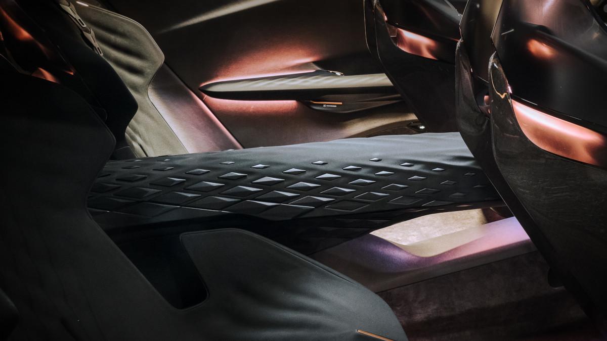 El túnel central trasero, con un patrón geométrico elevado, separa a los pasajeros como si estuvieran en butacas individuales.