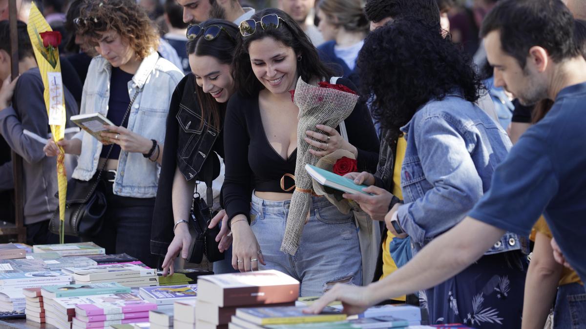 El manifiesto contra la "privatización" de Sant Jordi suma un centenar de apoyos: "Es una fiesta popular, no una feria de pago"