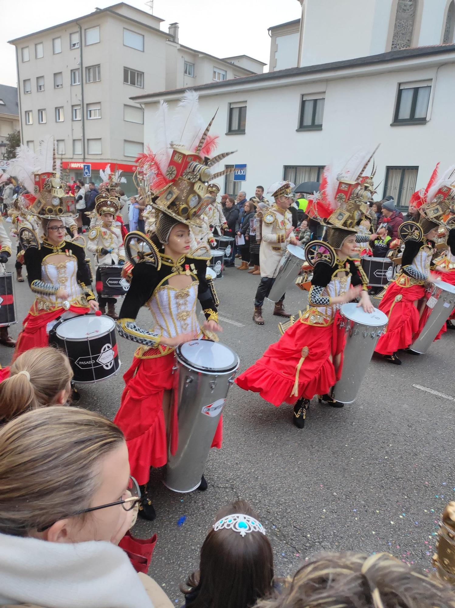 En imágenes: Las calles de Tapia se llenan para ver su vistoso desfile de Carnaval