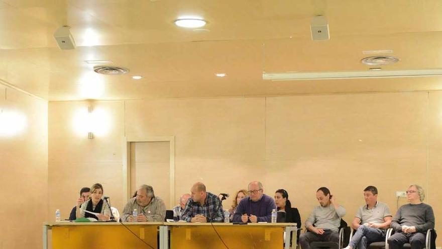 Los integrantes del comité de empresa, presidiendo la asamblea de trabajadores celebrada el pasado jueves.