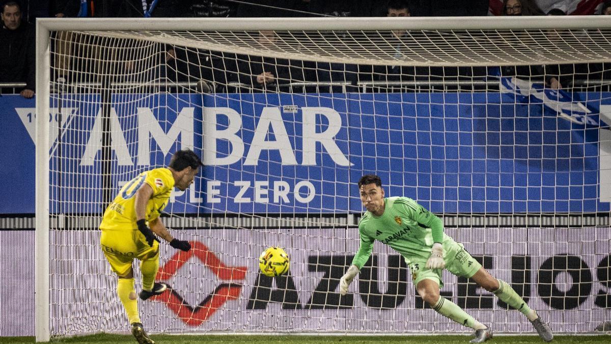 Adrián detiene el penalti lanzado por Iza ante el Cádiz en su última aparición bajo palos.