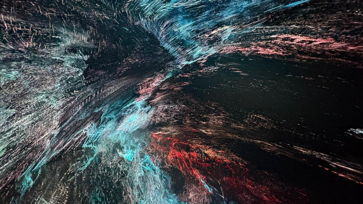 Un frame de la obra de Desilence dentro de la sala Vortex, donde se pierde la perspectiva del suelo, paredes y techo.