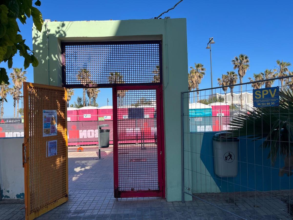 Urinarios para el Ironman en la puerta del CEIP Vicente Blasco Ibáñez