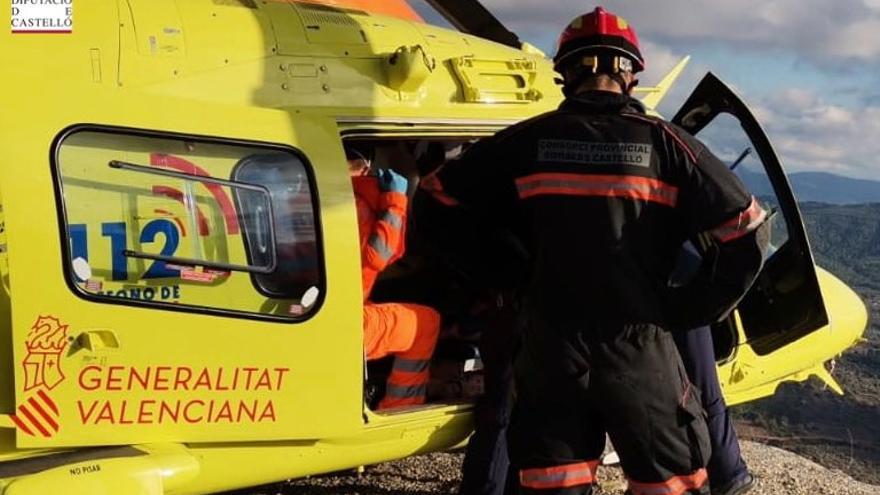 Bomberos y sanitarios evacúan al herido al Hospital General.