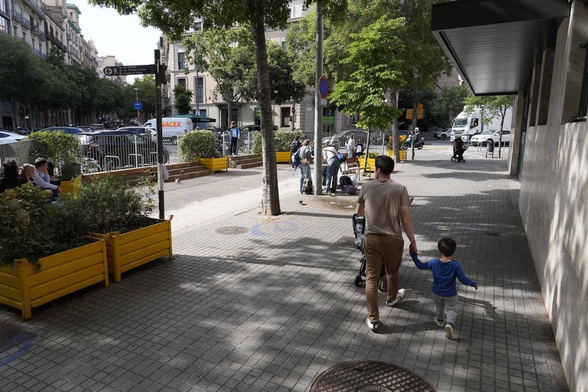 Pacificación provisional de la esquina de la calle Aragó con Roger de Llúria, delante del colegio Escolàpies Llúria