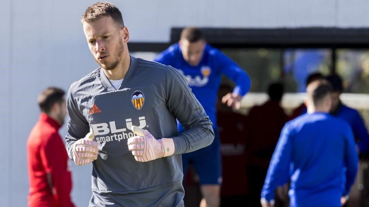 Neto, en un entrenamiento con la Valencia en la ciudad deportiva.