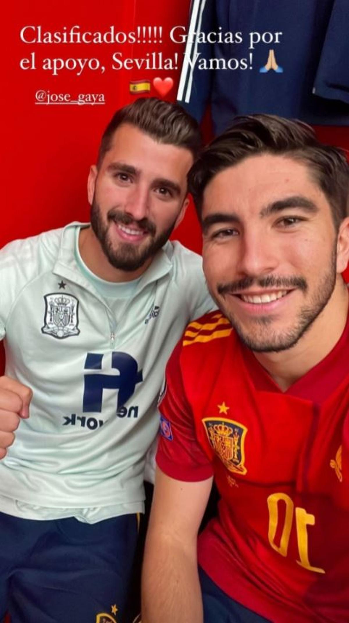 Carlos Soler y Gayà celebrando la clasificación para el próximo Mundial