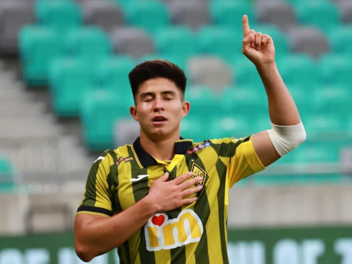 Satpaev celebra un gol con el Kairat Almaty