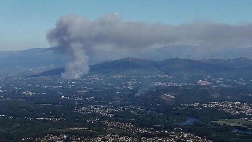 Un incendio en el Norte de Portugal amenaza la frontera con Galicia