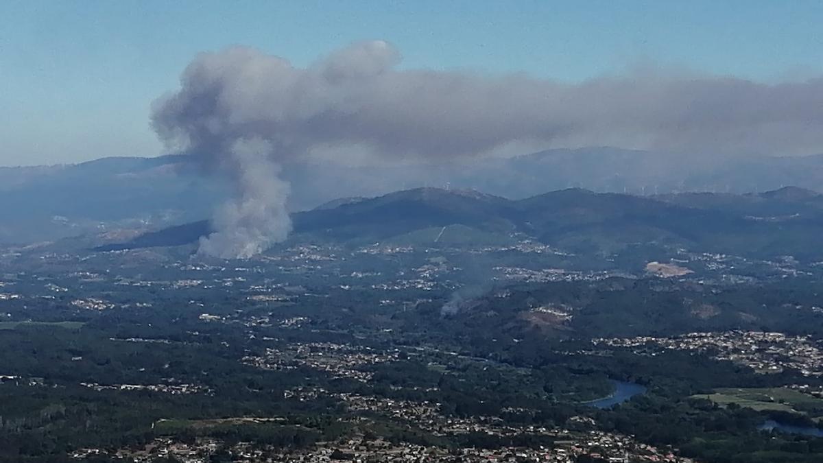 El incendio visto desde el Monte Aloia de Tui.