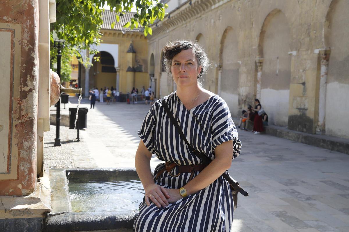 Emily Thomsom visita el Patio de los Naranjos, donde expondrá su obra en Flora.