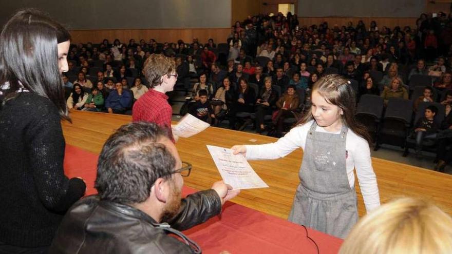 Entrega de premios a los autores de los mejores trabajos, ayer por la tarde, en la Sala Tuno Valdés. // Bernabé/Javier Lalín