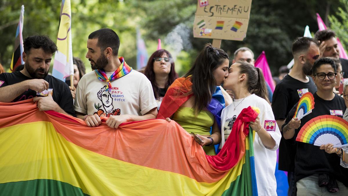 Vídeo | Así fue el desfile del Orgullo en Cáceres: igualdad real y afectiva