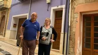 El calvario de dos jubilados de Sant Mateu: Un inquilino okupa les debe 15.000 € y le pagan las facturas
