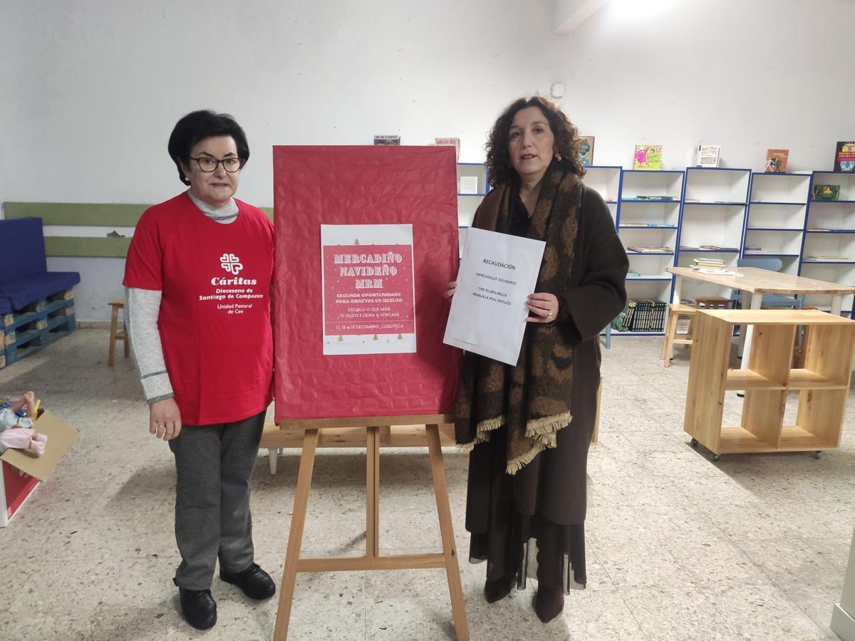 Acto de entrega a Cáritas de Cee de lo recaudado en el mercado navideño del colegio Manuela Rial.