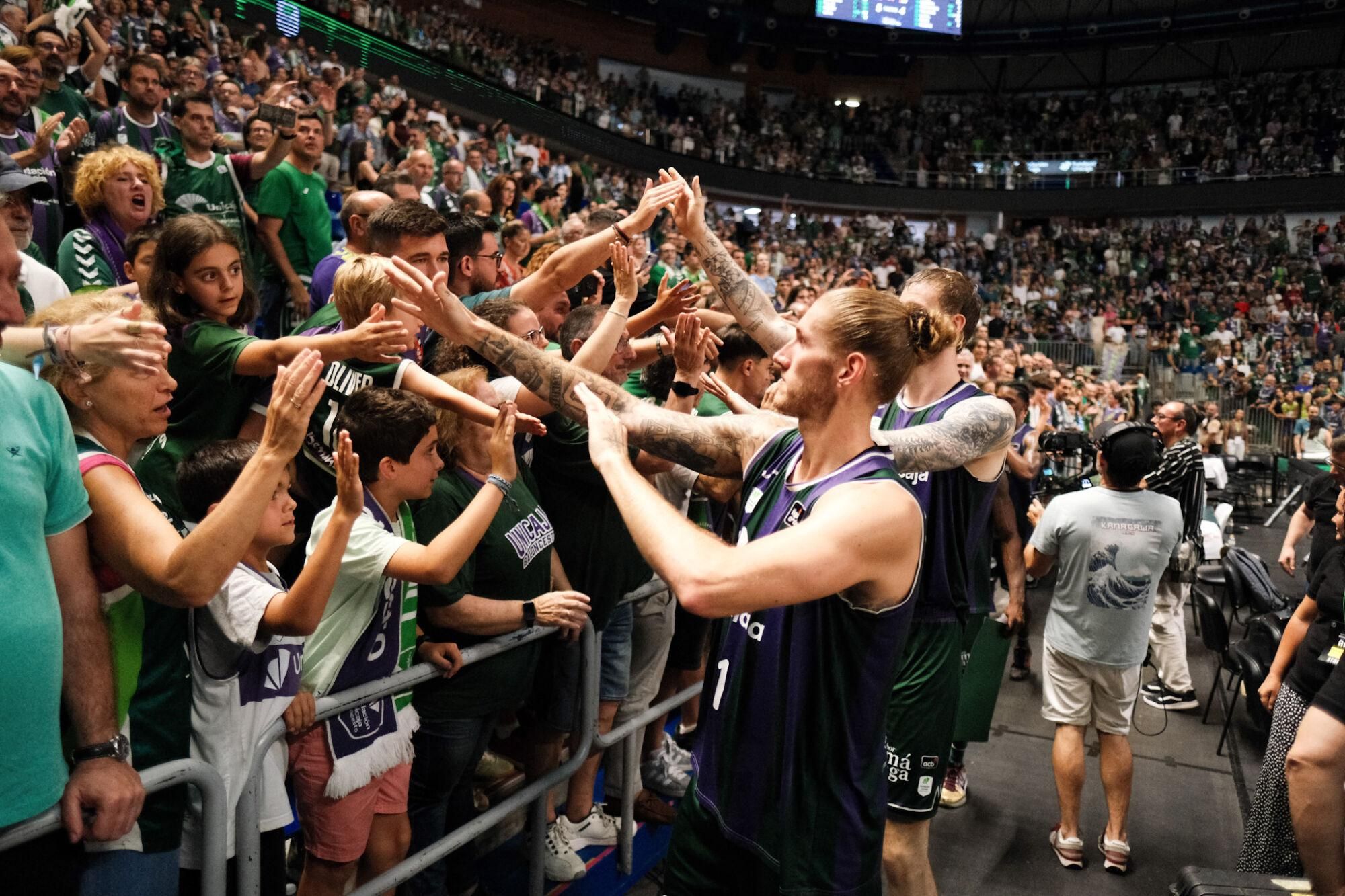 Despedida entre afición y el Unicaja