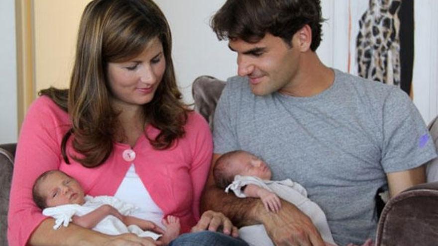 Federer presenta a sus gemelas en Facebook