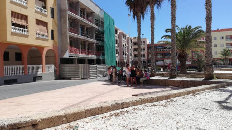 Edificio Amenecer 2, en la plaza Galicia, de El Médano.