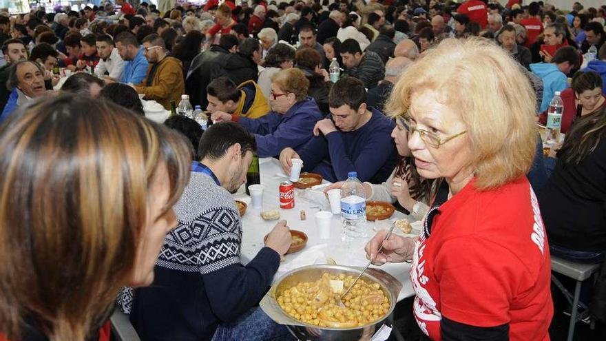 Matalobos sirvió ayer 800 raciones, una minoría de ellas para llevar. // Bernabé / Javier Lalín