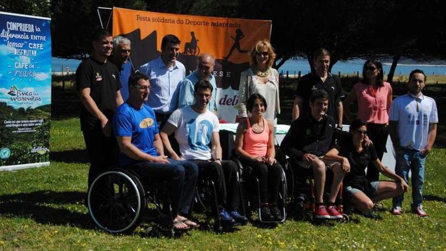 Isidre Esteve, junto a diversos colaboradores en la jornada de Coruxo.