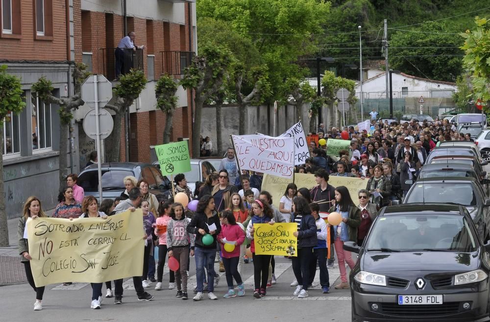 Protestas de padres y alumnos en Sotrondio por el cierre de aulas en el Colegio San José