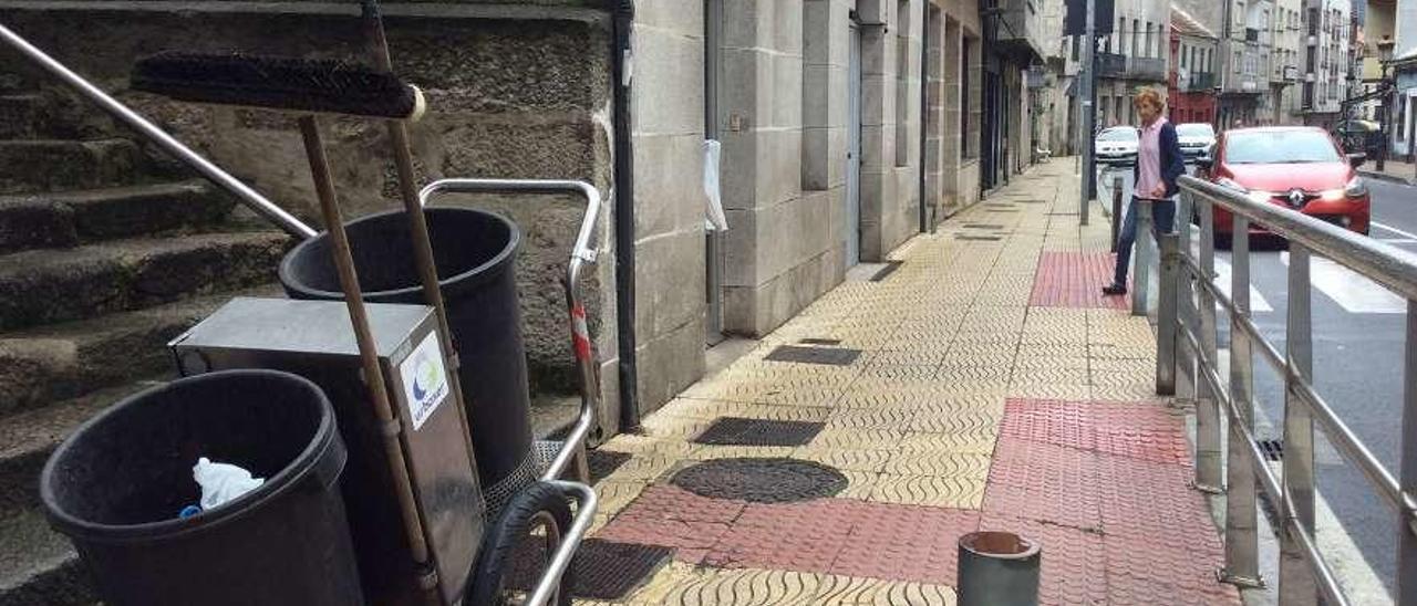 Material del personal de limpieza viaria, en la céntrica calle Ramón Cabanillas. // Santos Álvarez