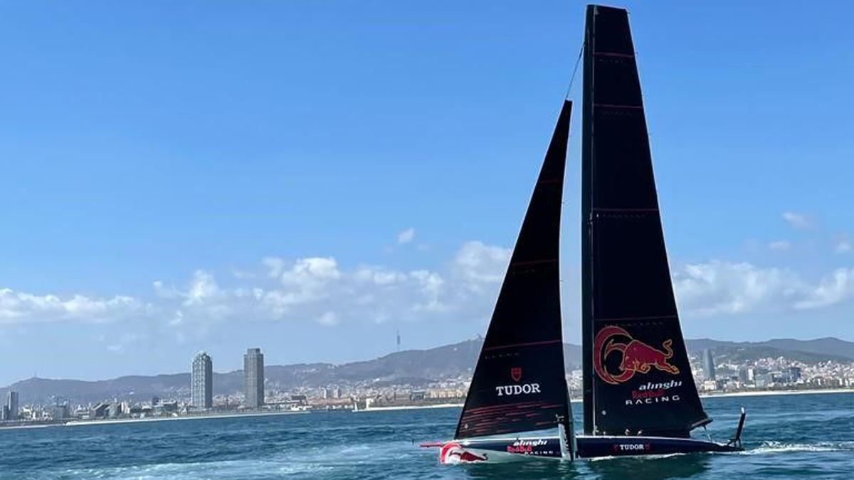  El AC40 de Alinghi Red Bull Racing de la Copa América de Vela entrenando frente a la costa de Barcelona.