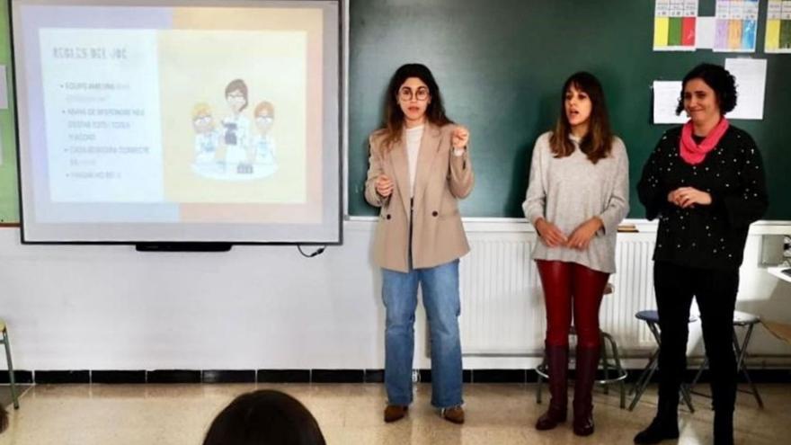 Una de las presentaciones de la actividad ‘Científicas en el aula’ | CAIB