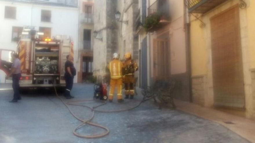 Los bomberos junto a la casa afectada por el fugo