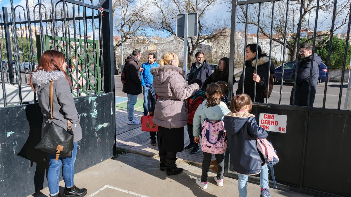 Los alumnos de las Escuelas Municipales de Música llegaron ayer al colegio Juventud el primer día de clase.