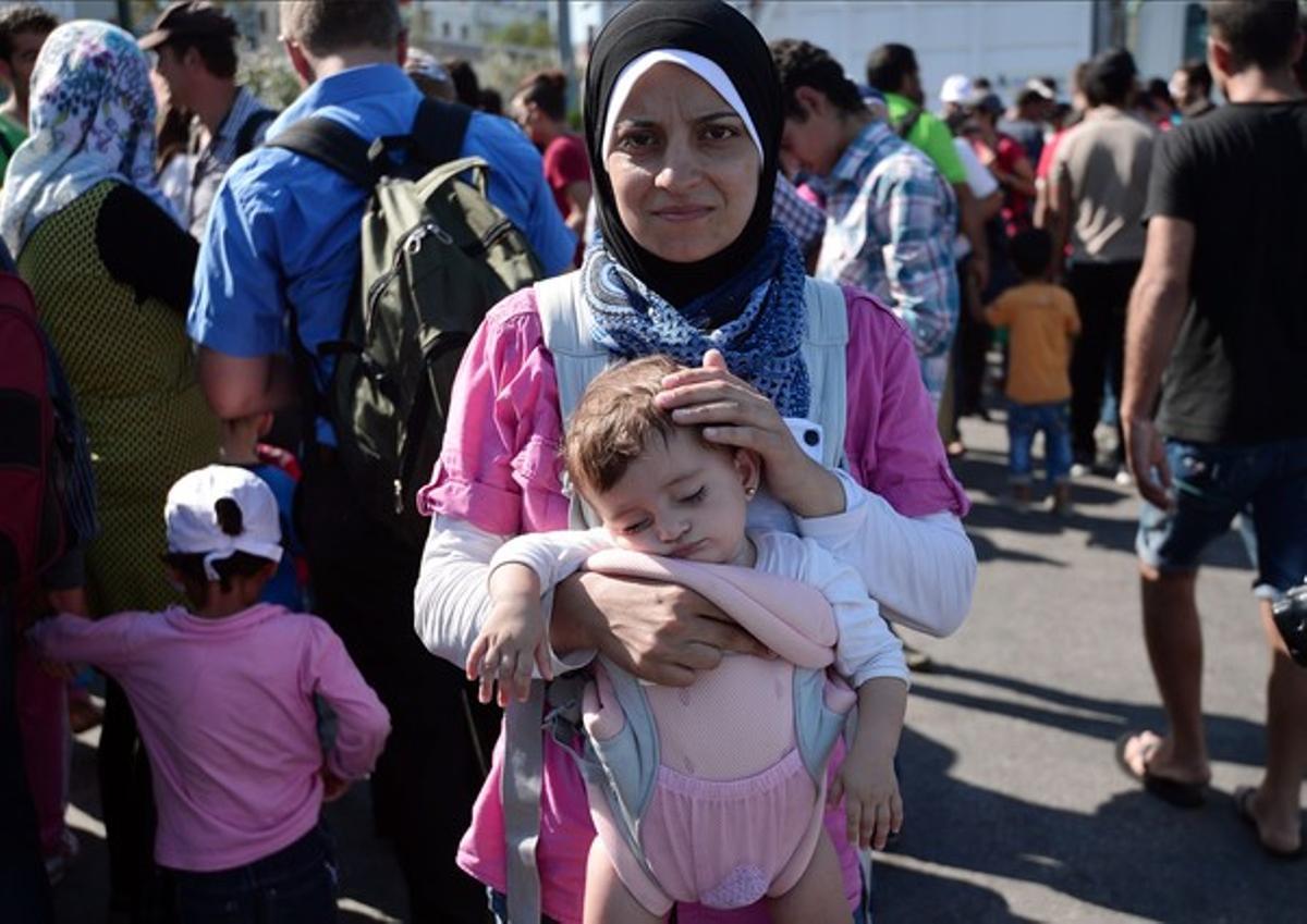 Una refugiada siriana amb la seva filla després d’arribar a Grècia.