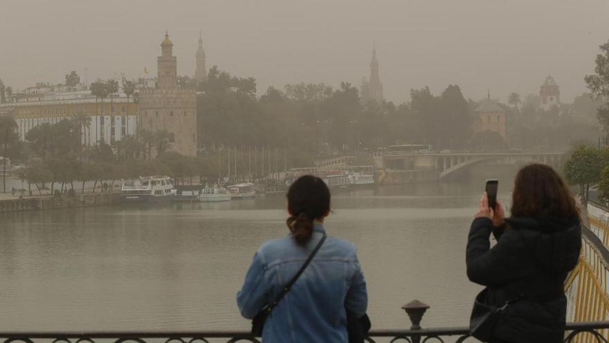 Vuelve la calima a Andalucía: estos son los consejos de los médicos para protegerse del polvo