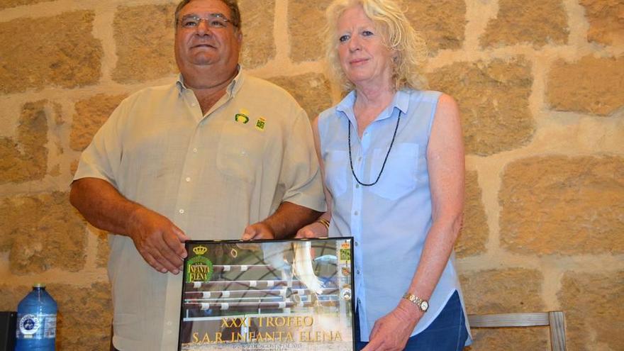 Adolfo García, vicepresidente del RCEEM, junto a Lydia Pérez, directiva del club.