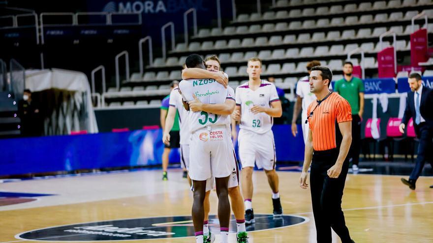 Nzosa se abraza con Mekel, justo tras acabar el partido.