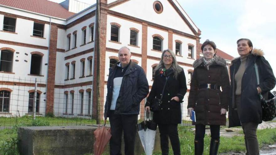 José Manuel Rodríguez Polo y Ana Álvarez, del PP praviano, junto a las diputadas Emma Ramos y Carmen Pérez García de la Mata, ayer, delante de La Azucarera.