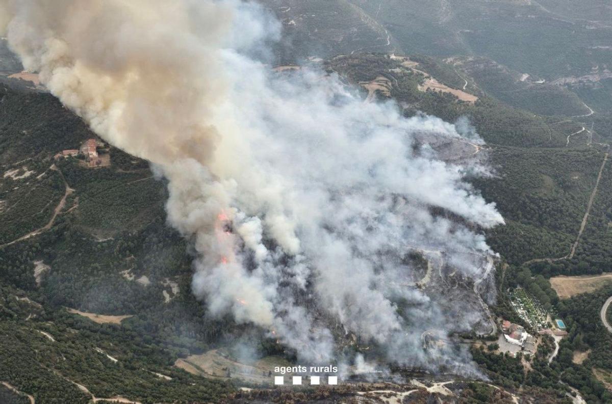 Vista aèria de l'incendi presa pels Agents Rurals a les 17.00 hores