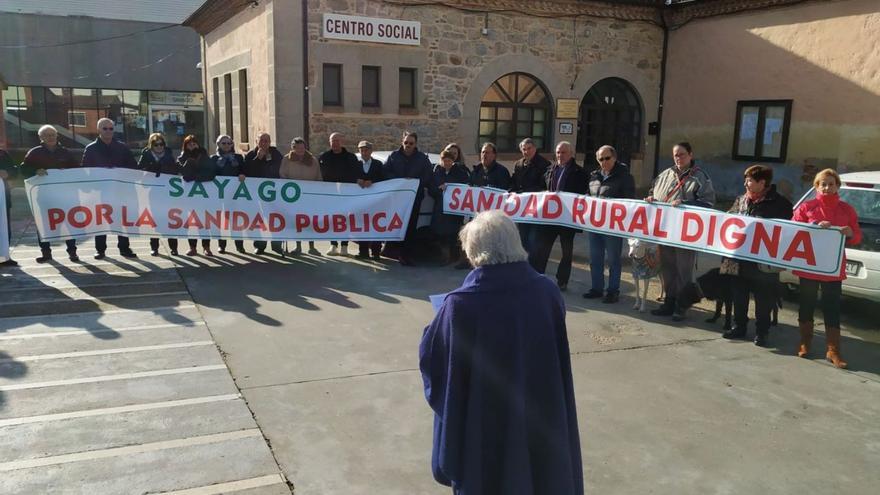 Arriba, concentración frente al Centro de Salud de Bermillo de Sayago. A la izquierda, la manifestación de ayer avanza por las calles de la villa tabaresa. | Cedidas