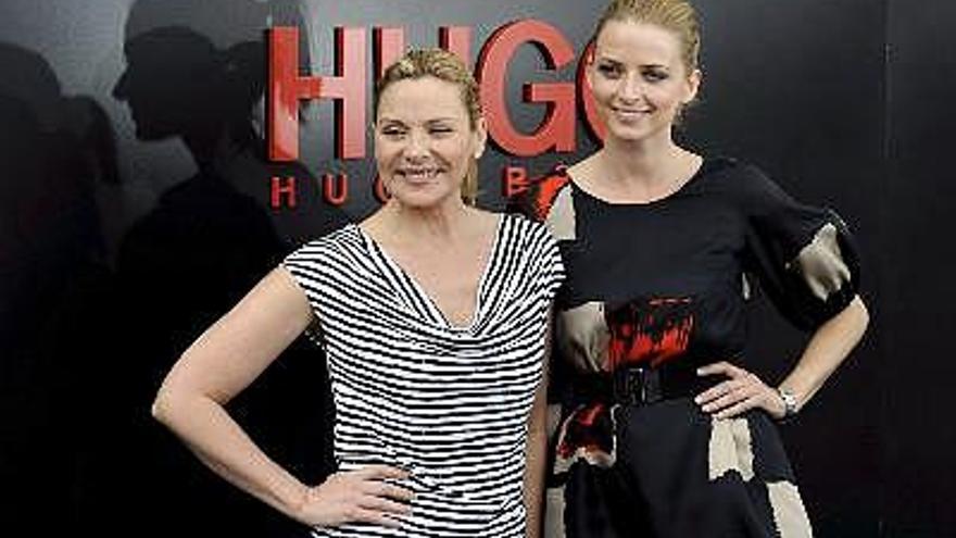 La actriz estadounidense Kim Cattrall y la modelo alemana Eva Pedberg posan antes del desfile de la marca Hugo Boss, celebrado durante la tercera Semana de la Moda de Mercedes-Benz en Berlín