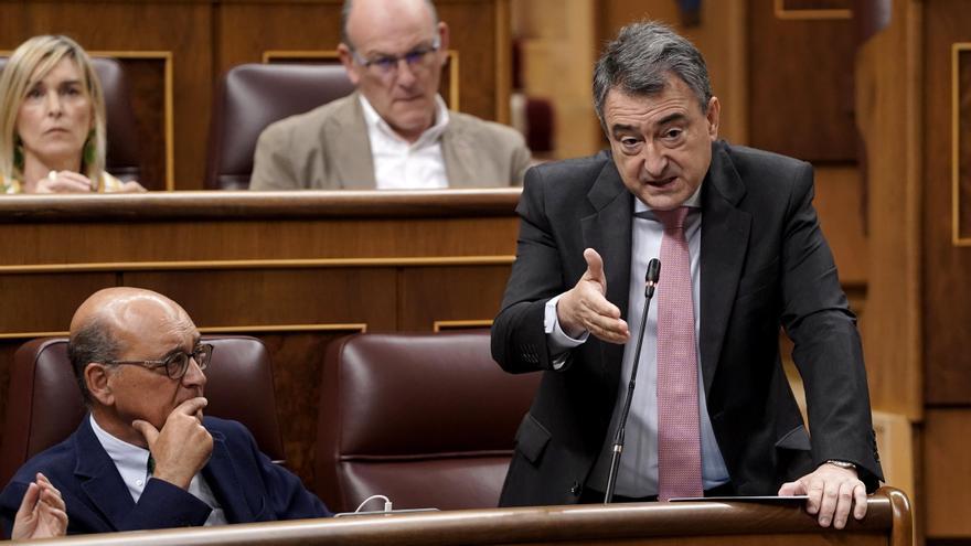 El portavoz del PNV, Aitor Esteban, durante una sesión de control al Gobierno en el Congreso.