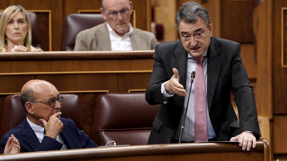 El portavoz del PNV, Aitor Esteban, durante una sesión de control al Gobierno en el Congreso.