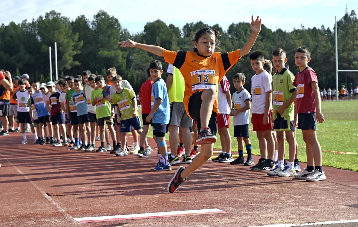 Las pruebas incluyeron Cross de 80 y 100 metros, salto de altura y de longitud, lanzamiento de peso y relevos.